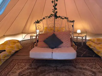 Coin salon dans l'établissement Beaurepaire Bell Tent