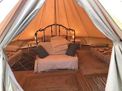 Un ou plusieurs lits dans un hébergement de l'établissement Beaurepaire Bell Tent