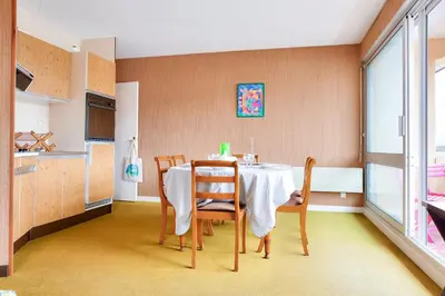 Cuisine ou kitchenette dans l'établissement À 200m de la plage, appartement vue mer pour 4