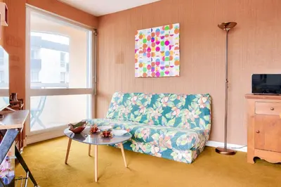 Télévision ou salle de divertissement dans l'établissement À 200m de la plage, appartement vue mer pour 4