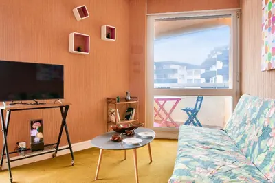 Télévision ou salle de divertissement dans l'établissement À 200m de la plage, appartement vue mer pour 4