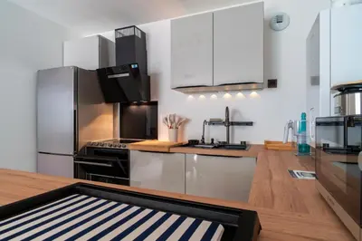 Cuisine ou kitchenette dans l'établissement L'Atlantic - Appt à moins 150m de la plage