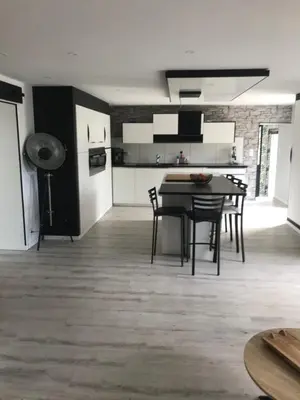 Cuisine ou kitchenette dans l'établissement Maison avec piscine 3 chambres