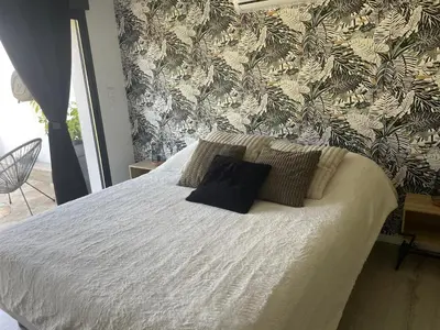 Un ou plusieurs lits dans un hébergement de l'établissement Maison avec piscine 3 chambres