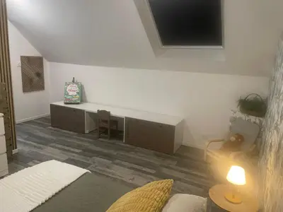 Télévision ou salle de divertissement dans l'établissement Maison avec piscine 3 chambres