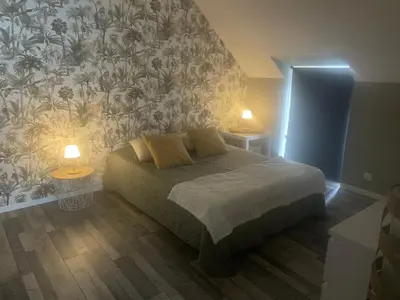 Un ou plusieurs lits dans un hébergement de l'établissement Maison avec piscine 3 chambres