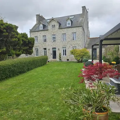 Jardin de l'établissement GÎTE Le Parisien Appartement privé en Duplex avec accès jacuzzi à 10min des plages