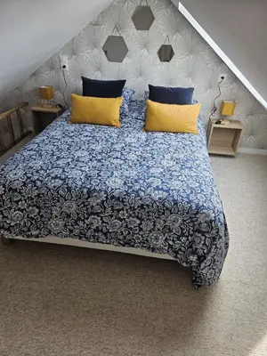 Un ou plusieurs lits dans un hébergement de l'établissement GÎTE Le Parisien Appartement privé en Duplex avec accès jacuzzi à 10min des plages