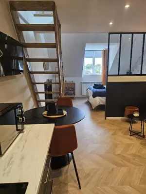 Coin salon dans l'établissement GÎTE Le Parisien Appartement privé en Duplex avec accès jacuzzi à 10min des plages