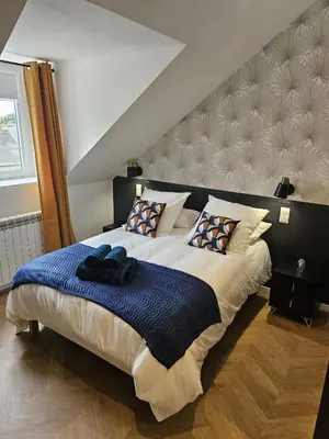 Un ou plusieurs lits dans un hébergement de l'établissement GÎTE Le Parisien Appartement privé en Duplex avec accès jacuzzi à 10min des plages