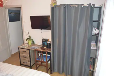 Télévision ou salle de divertissement dans l'établissement Chez Pierrette