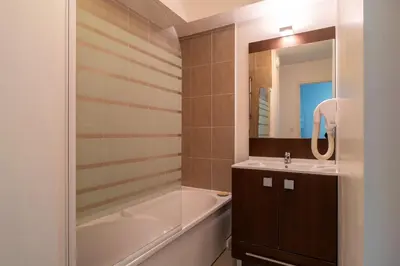 Salle de bains dans l'établissement Le Nid de Ker an Aod - Appt à 100m de la plage