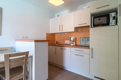 Cuisine ou kitchenette dans l'établissement Le Nid de Ker an Aod - Appt à 100m de la plage