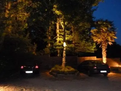 Plan de l'établissement La suite du paysan terrasse privative avec salon de jardin et bain de soleil cuisine privé bain à remous privatif plage de sable fin à 7 mn