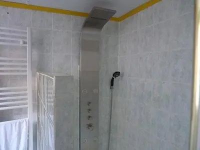 Salle de bains dans l'établissement La suite du paysan terrasse privative avec salon de jardin et bain de soleil cuisine privé bain à remous privatif plage de sable fin à 7 mn