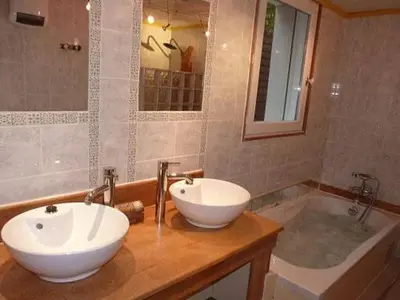 Salle de bains dans l'établissement La suite du paysan terrasse privative avec salon de jardin et bain de soleil cuisine privé bain à remous privatif plage de sable fin à 7 mn