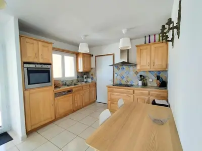 Cuisine ou kitchenette dans l'établissement TY BEG - Maison confortable splendide vue mer
