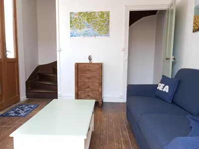 Coin salon dans l'établissement Le Cocon de Renée, Maison atypique en ville close de Concarneau