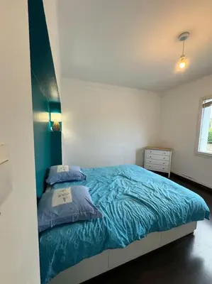 Un ou plusieurs lits dans un hébergement de l'établissement Maison spacieuse spa & jardin