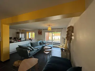 Coin salon dans l'établissement Maison spacieuse spa & jardin