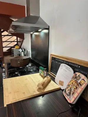 Cuisine ou kitchenette dans l'établissement Maison spacieuse spa & jardin
