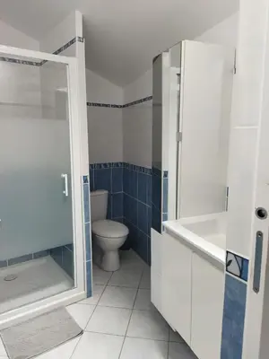 Salle de bains dans l'établissement Maison de vacances
