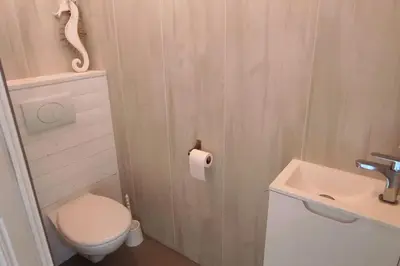 Salle de bains dans l'établissement Maison de vacances