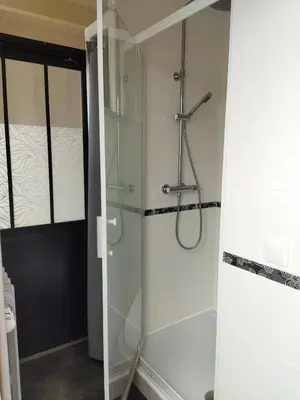 Salle de bains dans l'établissement Maison de vacances