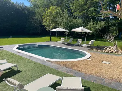 Piscine de l'établissement Écrin de la baie Chambre Raphaël ou située à proximité