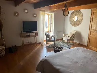 Télévision ou salle de divertissement dans l'établissement Écrin de la baie Chambre Raphaël
