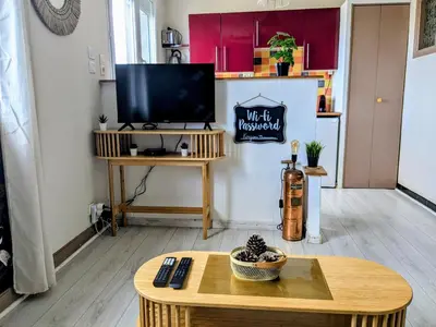 Télévision ou salle de divertissement dans l'établissement Kerjana