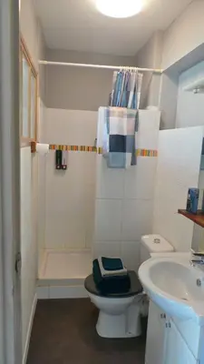 Salle de bains dans l'établissement Kerjana