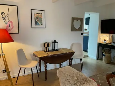 Télévision ou salle de divertissement dans l'établissement Jolie maison de pêcheur