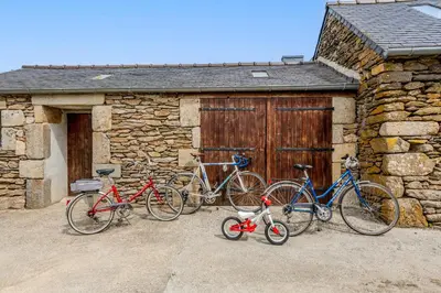 Vélo sur le terrain de l'établissement Le gîte de Saint Mathieu, longère pleine de charme au bout du monde ! jacuzzi extérieur vue sur la campagne, salle de billard ou dans les environs