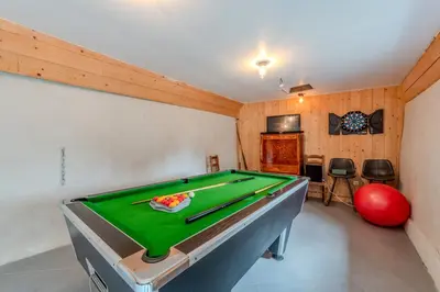Billard dans l'établissement Le gîte de Saint Mathieu, longère pleine de charme au bout du monde ! jacuzzi extérieur vue sur la campagne, salle de billard