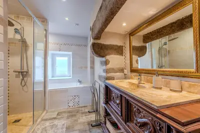 Salle de bains dans l'établissement Le gîte de Saint Mathieu, longère pleine de charme au bout du monde ! jacuzzi extérieur vue sur la campagne, salle de billard