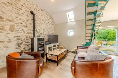 Télévision ou salle de divertissement dans l'établissement Le gîte de Saint Mathieu, longère pleine de charme au bout du monde ! jacuzzi extérieur vue sur la campagne, salle de billard