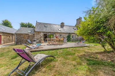 Jardin de l'établissement Le gîte de Saint Mathieu, longère pleine de charme au bout du monde ! jacuzzi extérieur vue sur la campagne, salle de billard