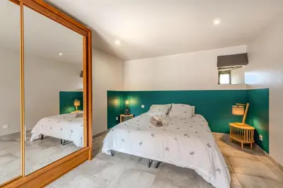 Un ou plusieurs lits dans un hébergement de l'établissement Le gîte de Saint Mathieu, longère pleine de charme au bout du monde ! jacuzzi extérieur vue sur la campagne, salle de billard