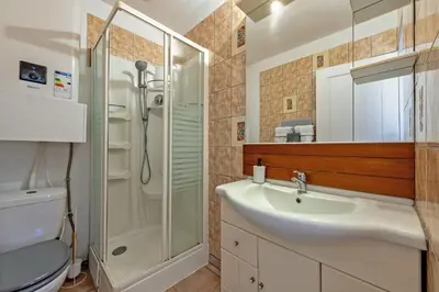 Salle de bains dans l'établissement Kerlizou Plage - Appt à moins d1 km de la plage