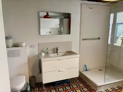 Salle de bains dans l'établissement Ty Louise Maison de famille 10 pers bord de mer