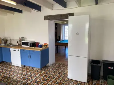 Cuisine ou kitchenette dans l'établissement Ty Louise Maison de famille 10 pers bord de mer