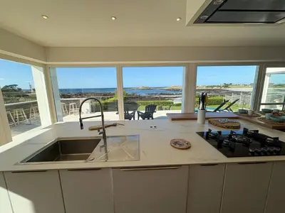 Cuisine ou kitchenette dans l'établissement TY SUNSET - Vue Mer à 180 degrés & accès Plage direct
