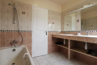 Salle de bains dans l'établissement Grande maison spacieuse et lumineuse tout confort