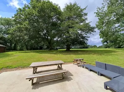 Jardin de l'établissement Gîte détente Domaine de Helles -Spa Privatif et Sauna