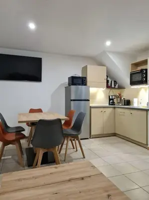 Cuisine ou kitchenette dans l'établissement Maison de vacances