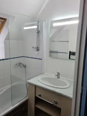 Salle de bains dans l'établissement Maison de vacances