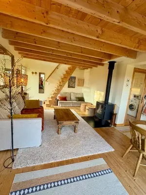 Coin salon dans l'établissement Chalet Cormoran, face à l'océan