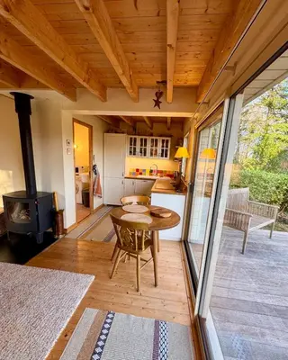 Coin salon dans l'établissement Chalet Cormoran, face à l'océan
