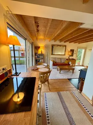 Coin salon dans l'établissement Chalet Cormoran, face à l'océan